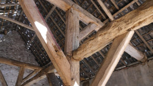 Renovatie woonboerderij Sprundel. Detail van de oude houten spantenconstructie.