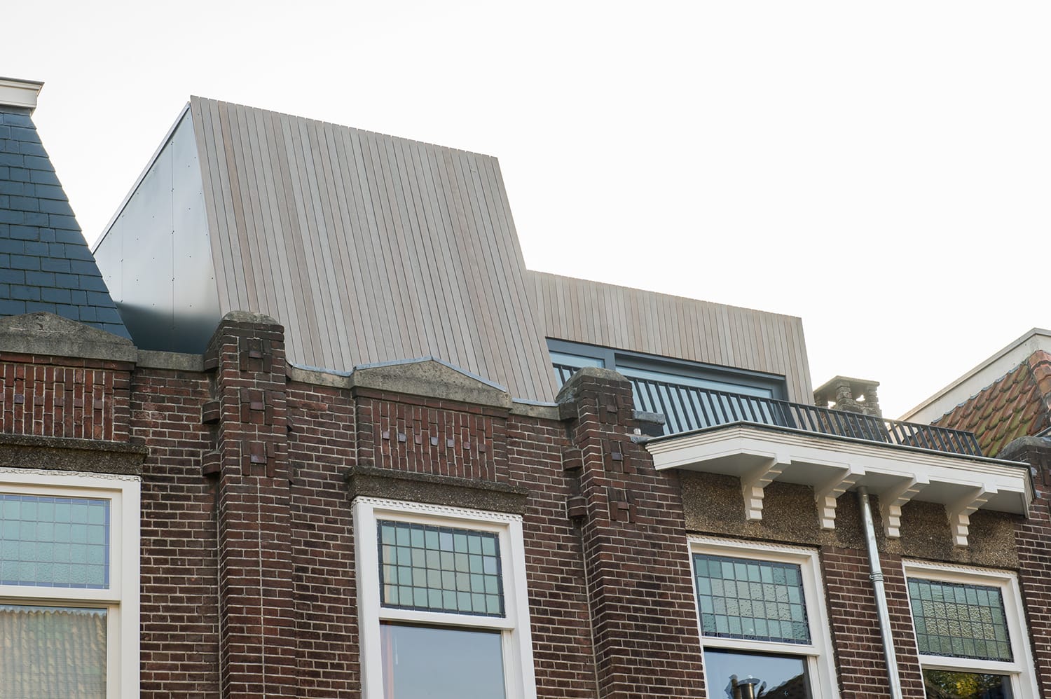 van-Os-architecten-dakopbouw-Breda-combinatie-metselwerk-gevel-houten-dakopbouw