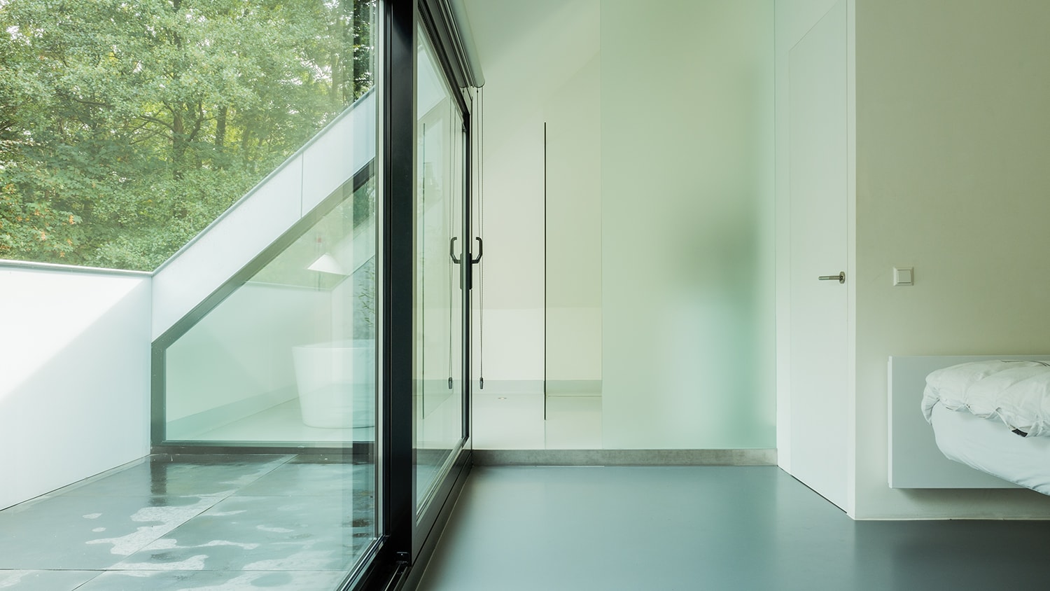 Verbouwing en renovatie zolder met loggia. De douche staat achter een semi-transparante glaswand. Wel lichtinval maar geen inkijk zorgt voor privacy waar je deze nodig hebt.