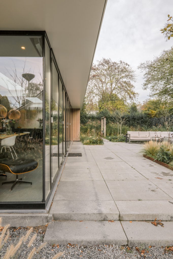 Projecten 9 van-os-architecten-breda-verbouwing-woning-met-lange-aanbouw-met-aluminium-vouwschuifpui-overstek-op-zuidgevel