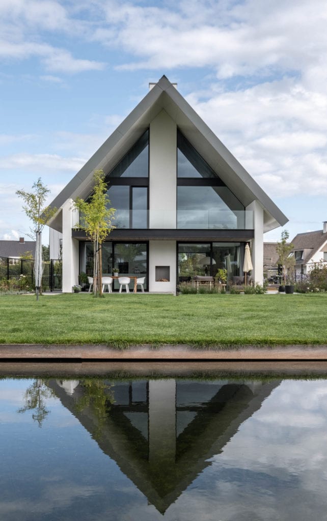 Projecten 7 van-os-architecten-breda-nieuwbouw-woning-in-gevelstucwerk-en-stalen-dak-hoge-gouw-teteringen-achtergevel-met-tuin-en-zwemvijver