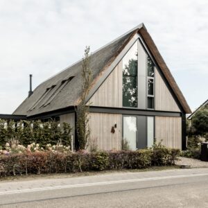 van-Os-Architecten-nieuwbouw-industriele-boerderij-met-rieten-dak
