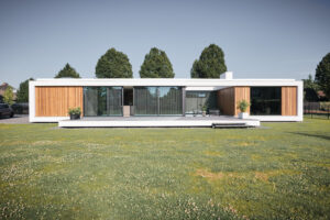 van-Os-Architecten-nieuwbouw-woning-bungalow-Prinsenbeek-achtergevel-met-patio-in-volume