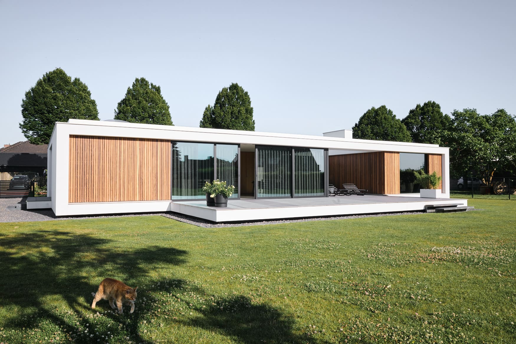 van-Os-Architecten-nieuwbouw-woning-bungalow-Prinsenbeek-achtergevel-patio-in-gestucte-volume-met-houten-latten