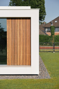 van-Os-Architecten-nieuwbouw-woning-bungalow-Prinsenbeek-detail-hoek-stucwerk-en-houten-latten