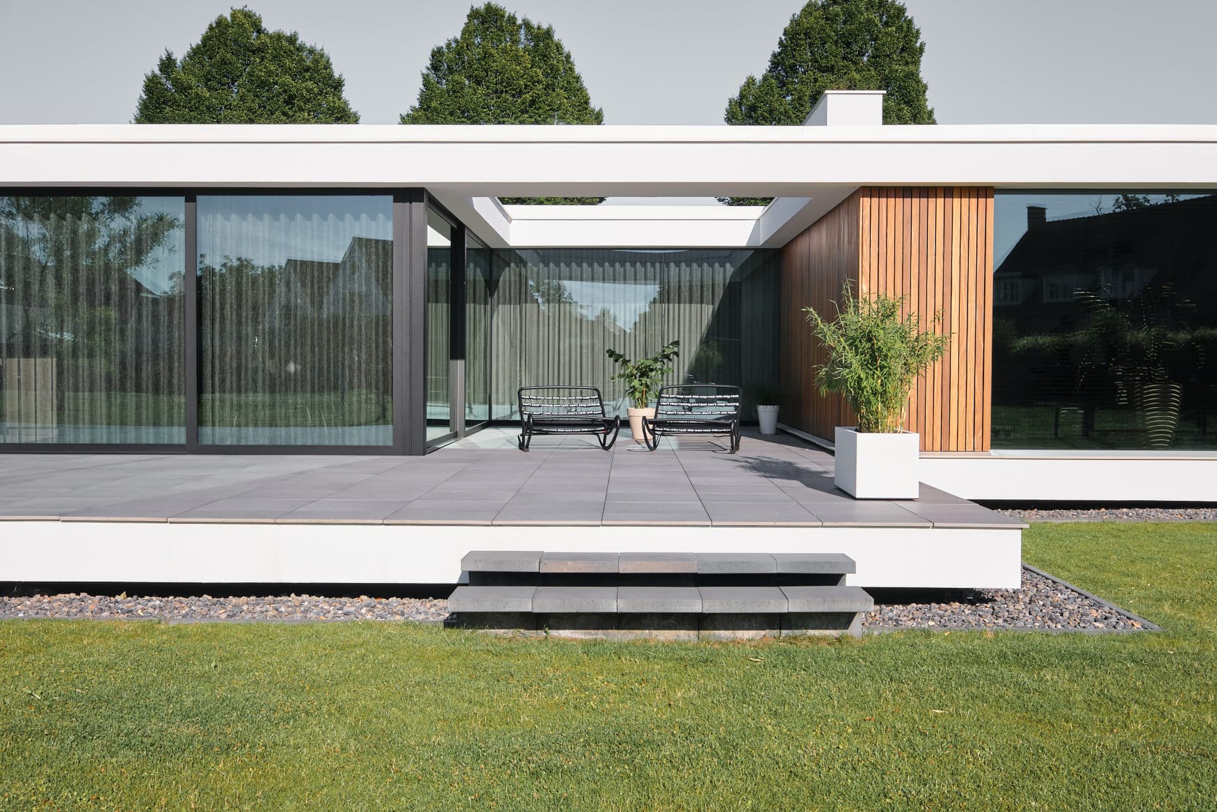 van-Os-Architecten-nieuwbouw-woning-bungalow-Prinsenbeek-detail-patio-naast-woonkeuken