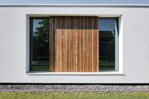van-Os-Architecten-nieuwbouw-woning-bungalow-Prinsenbeek-detail-raam-in-zijgevel-met-ernaast-zichtwerk-houten-latten