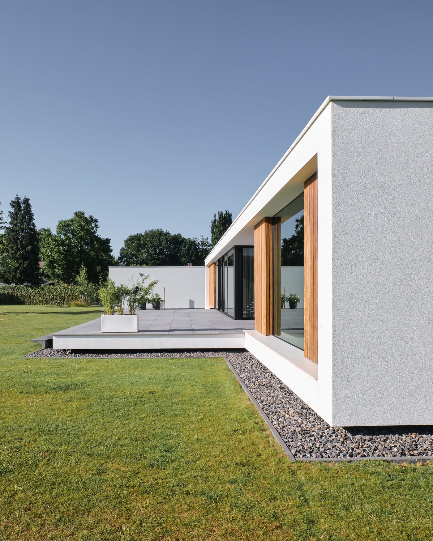van-Os-Architecten-nieuwbouw-woning-bungalow-Prinsenbeek-detail-stucwerk-met-houten-belatting