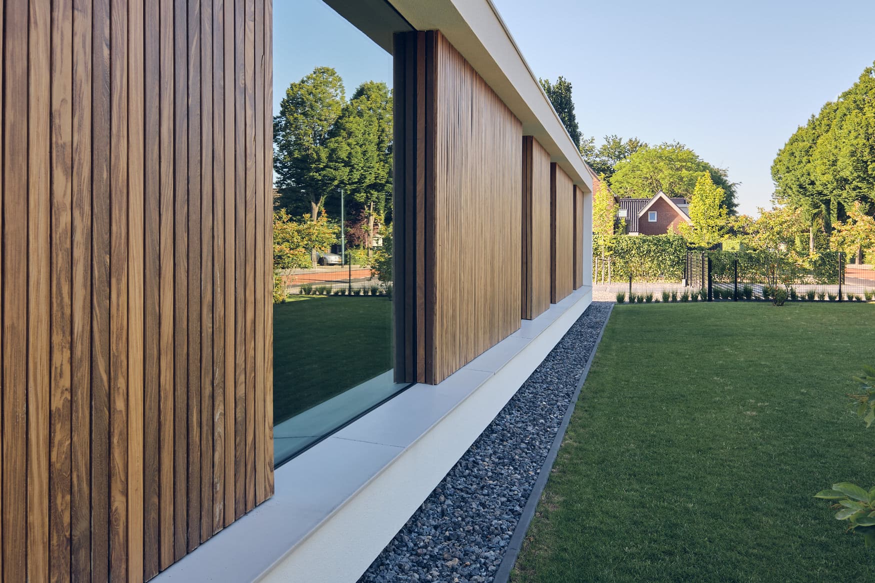 van-Os-Architecten-nieuwbouw-woning-bungalow-Prinsenbeek-detail-voorgevel-met-aluminium-kozijnen-tussen-houten-geveldelen