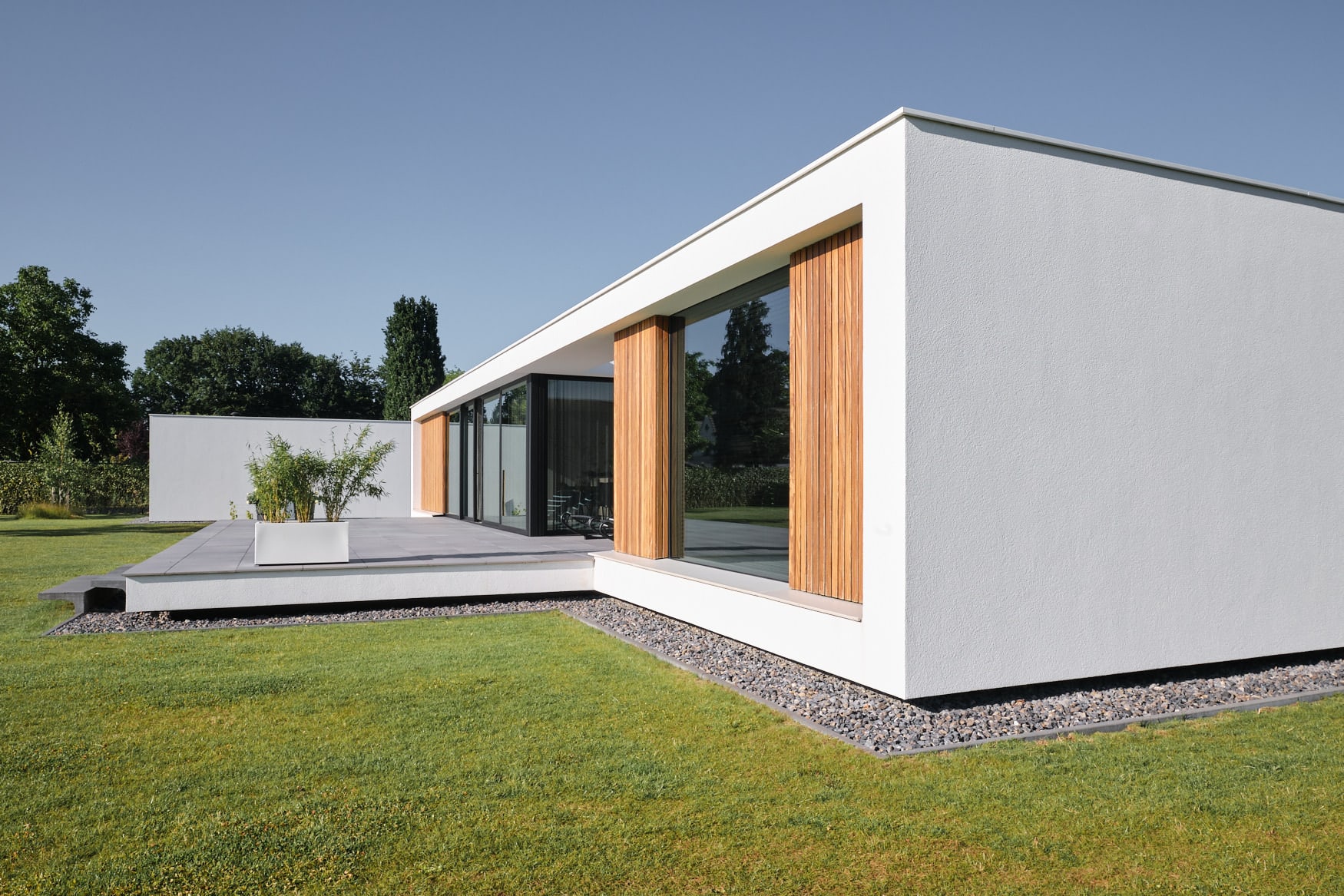 van-Os-Architecten-nieuwbouw-woning-bungalow-Prinsenbeek-houten-geveldelen-met-wit-stucwerk-rand-rondom