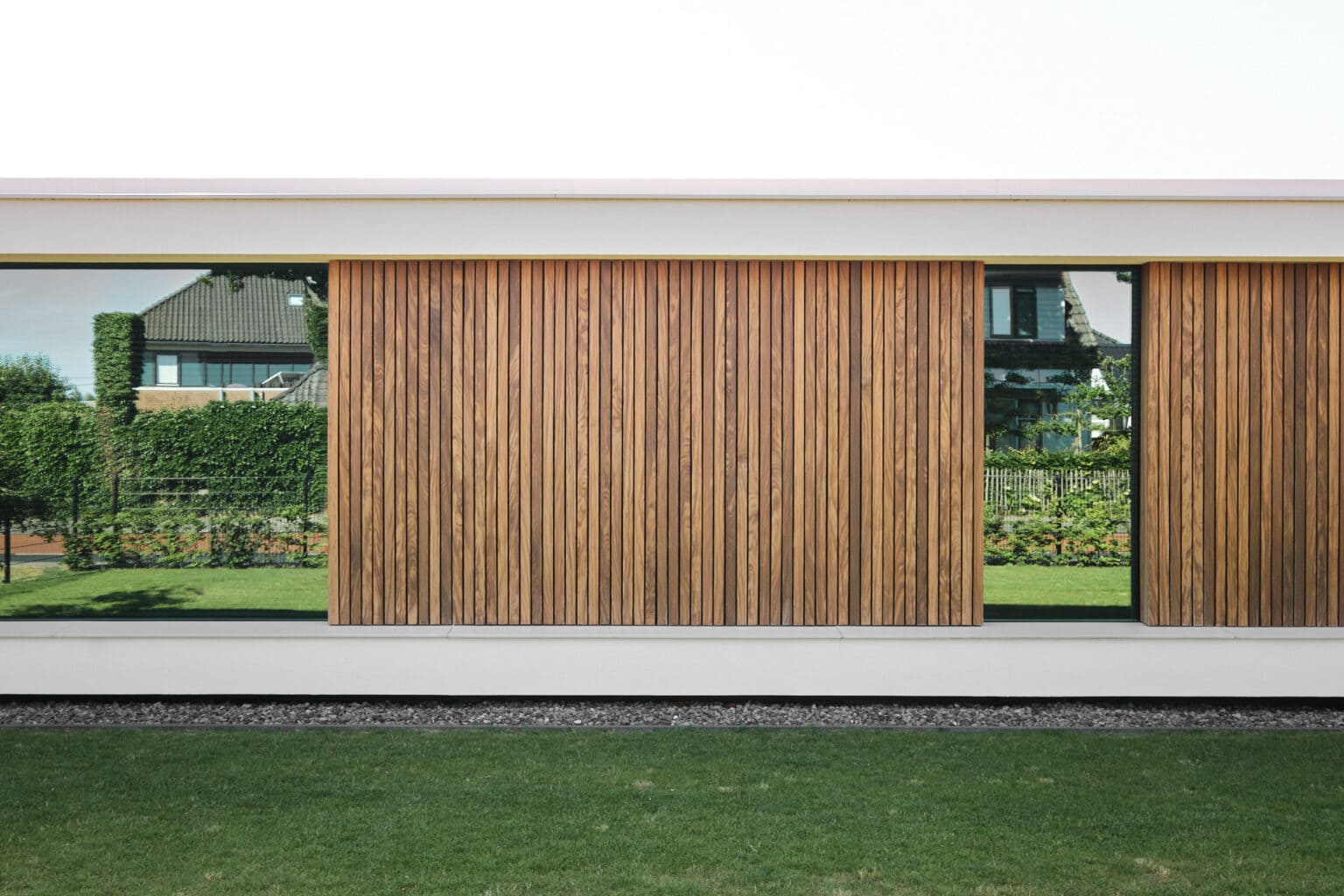 van-Os-Architecten-nieuwbouw-woning-bungalow-Prinsenbeek-straatgevel-houten-gevelbekleding-tussen-gestucte-randen