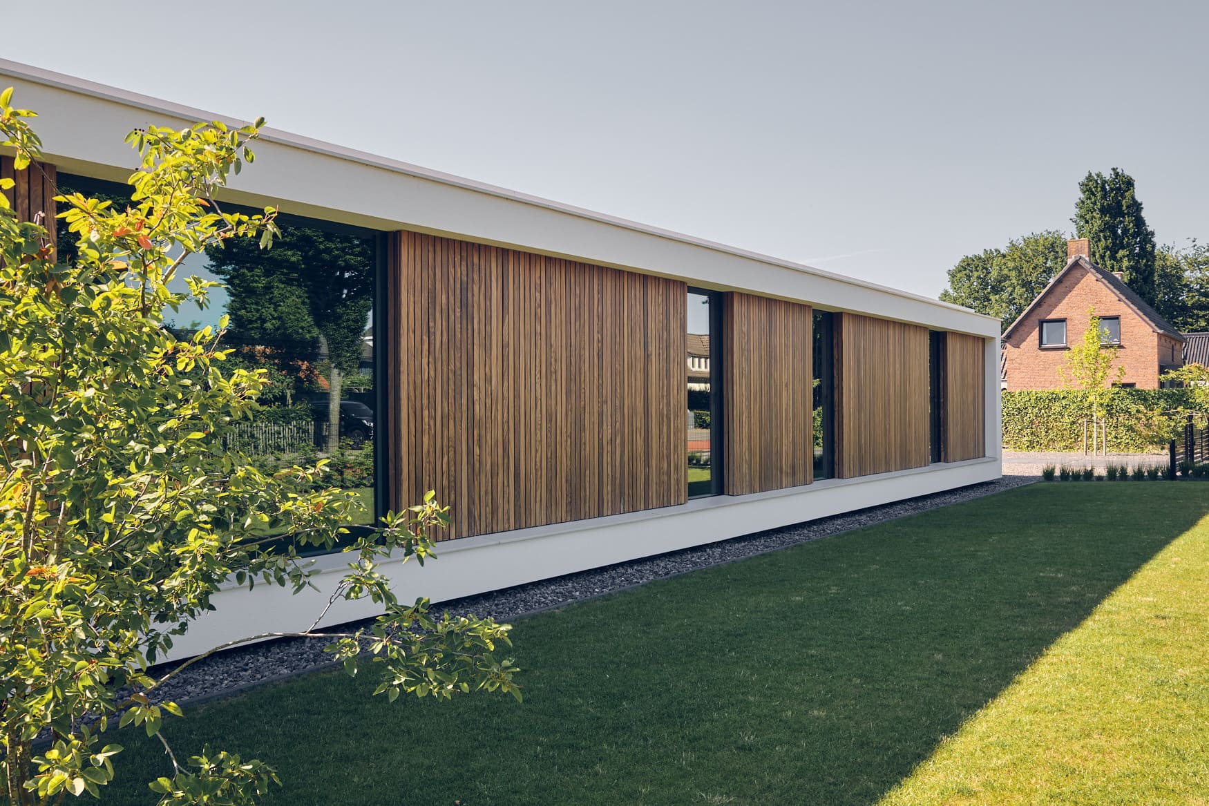 van-Os-Architecten-nieuwbouw-woning-bungalow-Prinsenbeek-straatgevel-houten-latten-tussen-stucwerk-rand