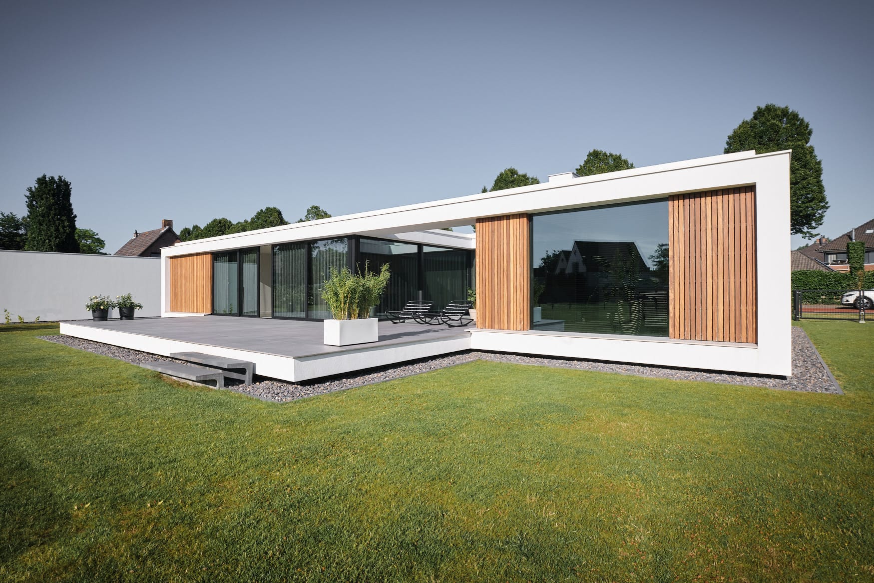 van-Os-Architecten-nieuwbouw-woning-bungalow-Prinsenbeek-woonkamer-naast-patio-met-zicht-op-tuin