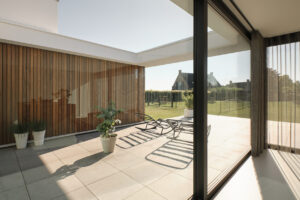 van-Os-Architecten-nieuwbouw-woning-bungalow-Prinsenbeek-zicht-vanuit-patio-op-tuin