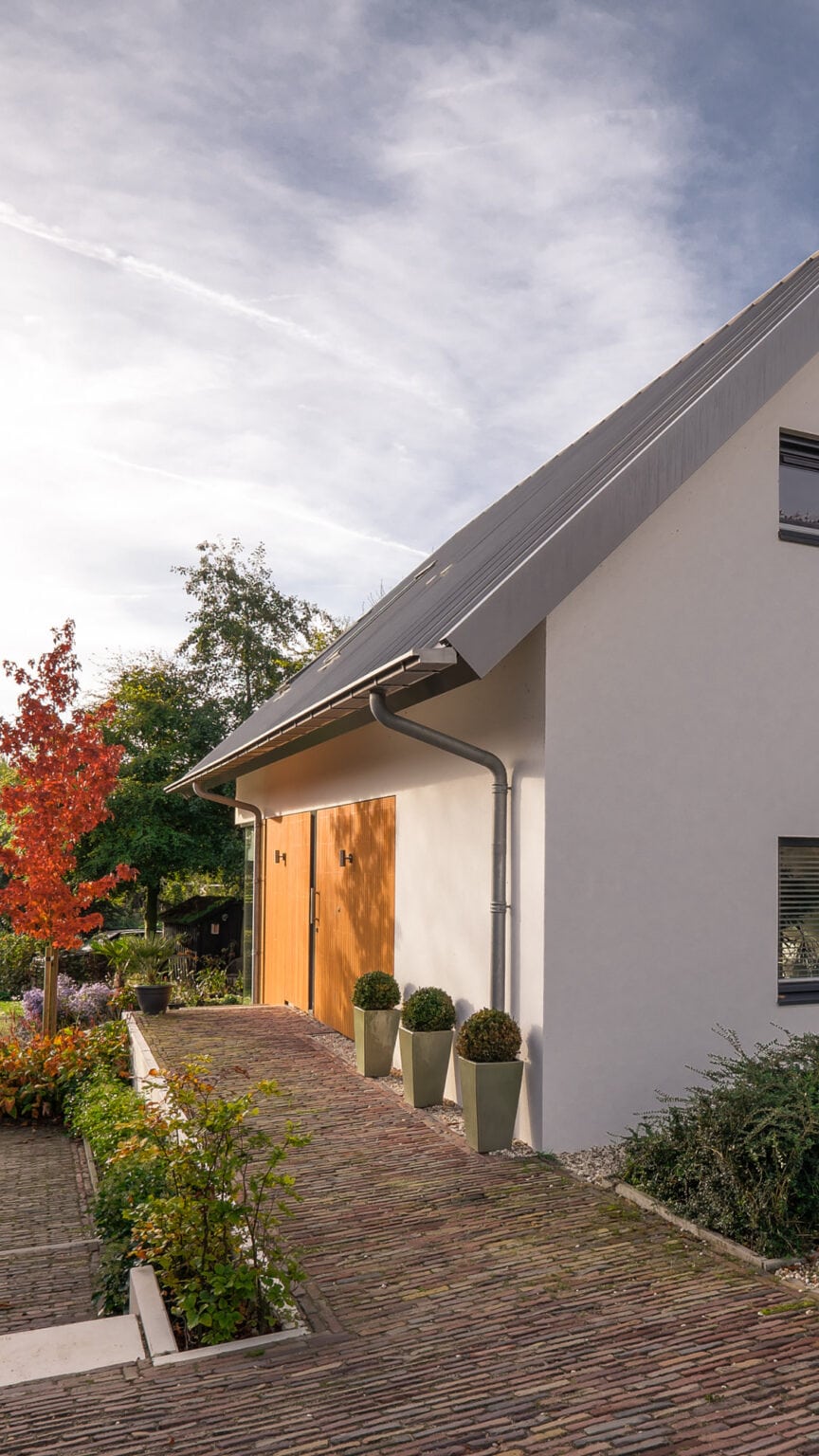 van-os-architecten-nieuwbouw-dijkwoning-rottekade-zevenhuizen-stucwerk-voorgevel-met-houten-kozijnen