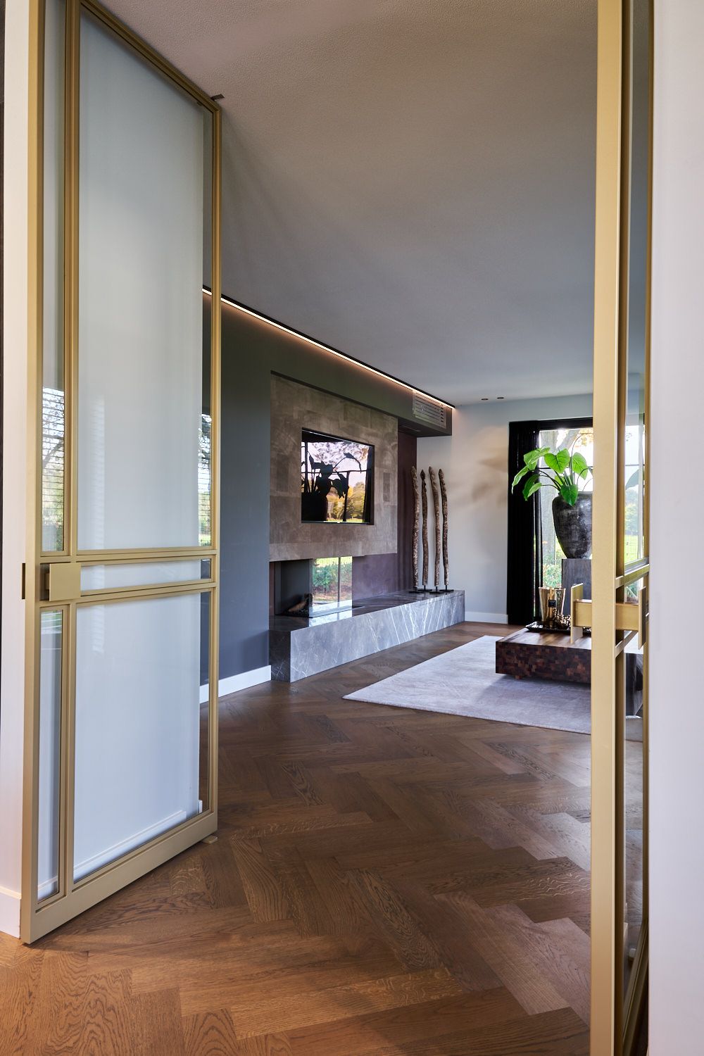 Van Os Architecten Witte Villa Met Rieten Dak Detail Gouden Deuren Naar Woonkamer