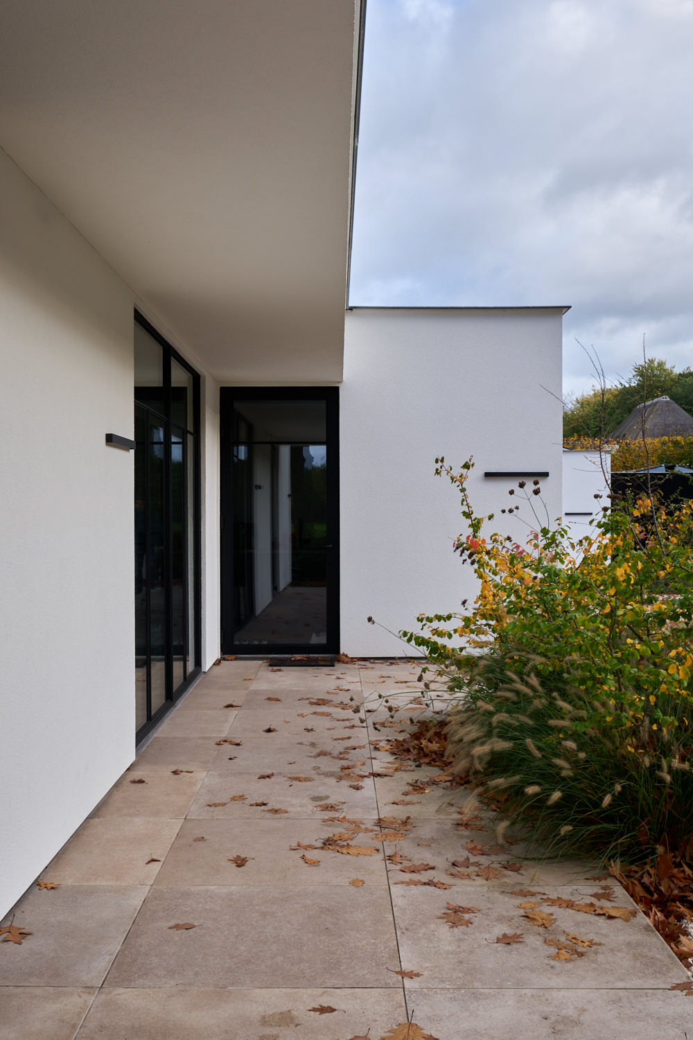 Van Os Architecten Witte Villa Met Rieten Dak Zwarte Aluminium Kozijnen
