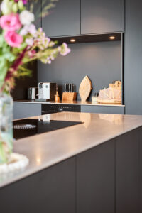 Nieuwbouw Woning Met Luxe Aanbouw Detail Zwarte Kastenwand Met Nis In Keuken