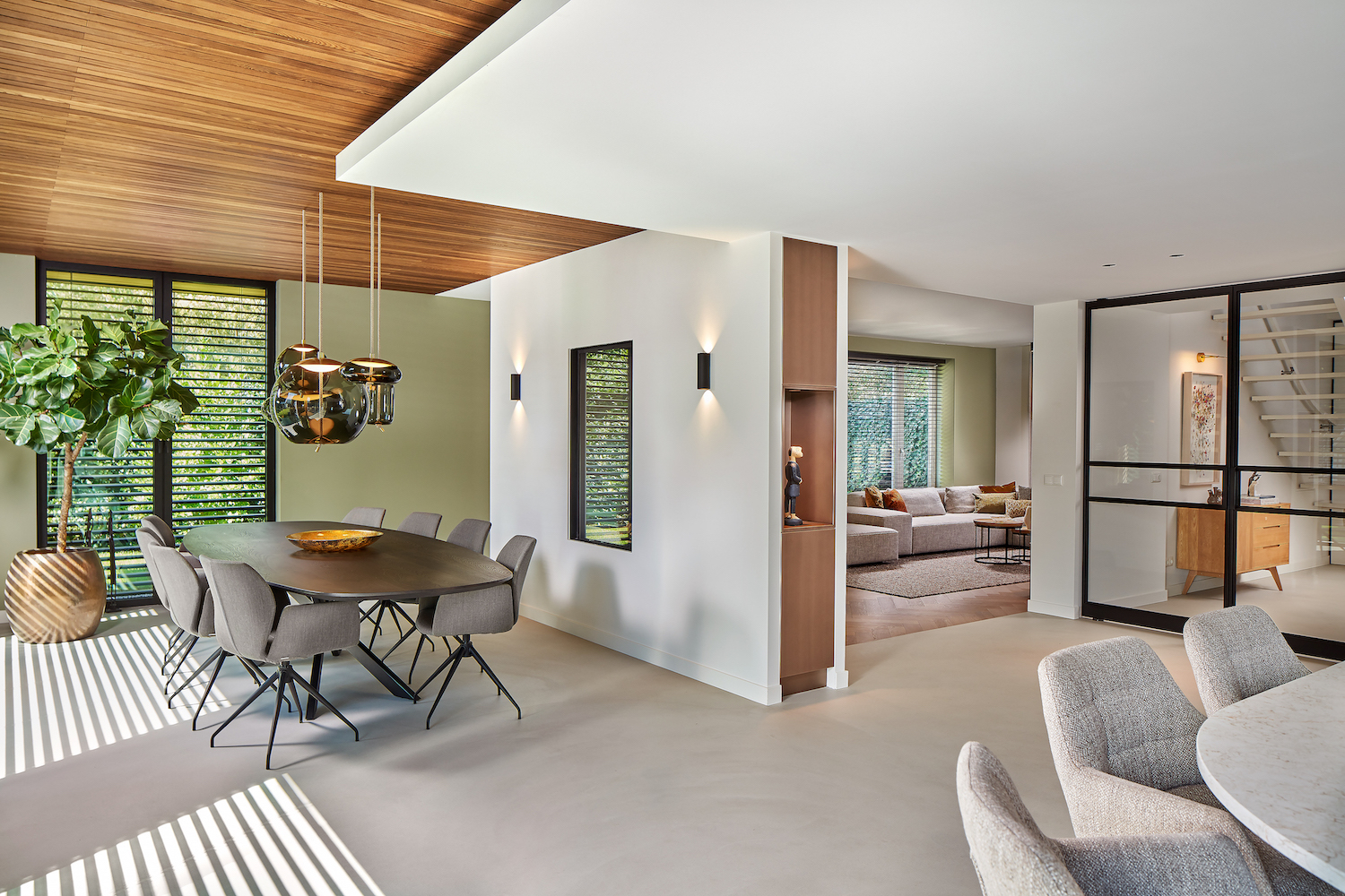 van-os-architecten-verbouwing-villa-ruitersbos-breda-hogteverschil-in-plafonds-met-houten-latten-plafond