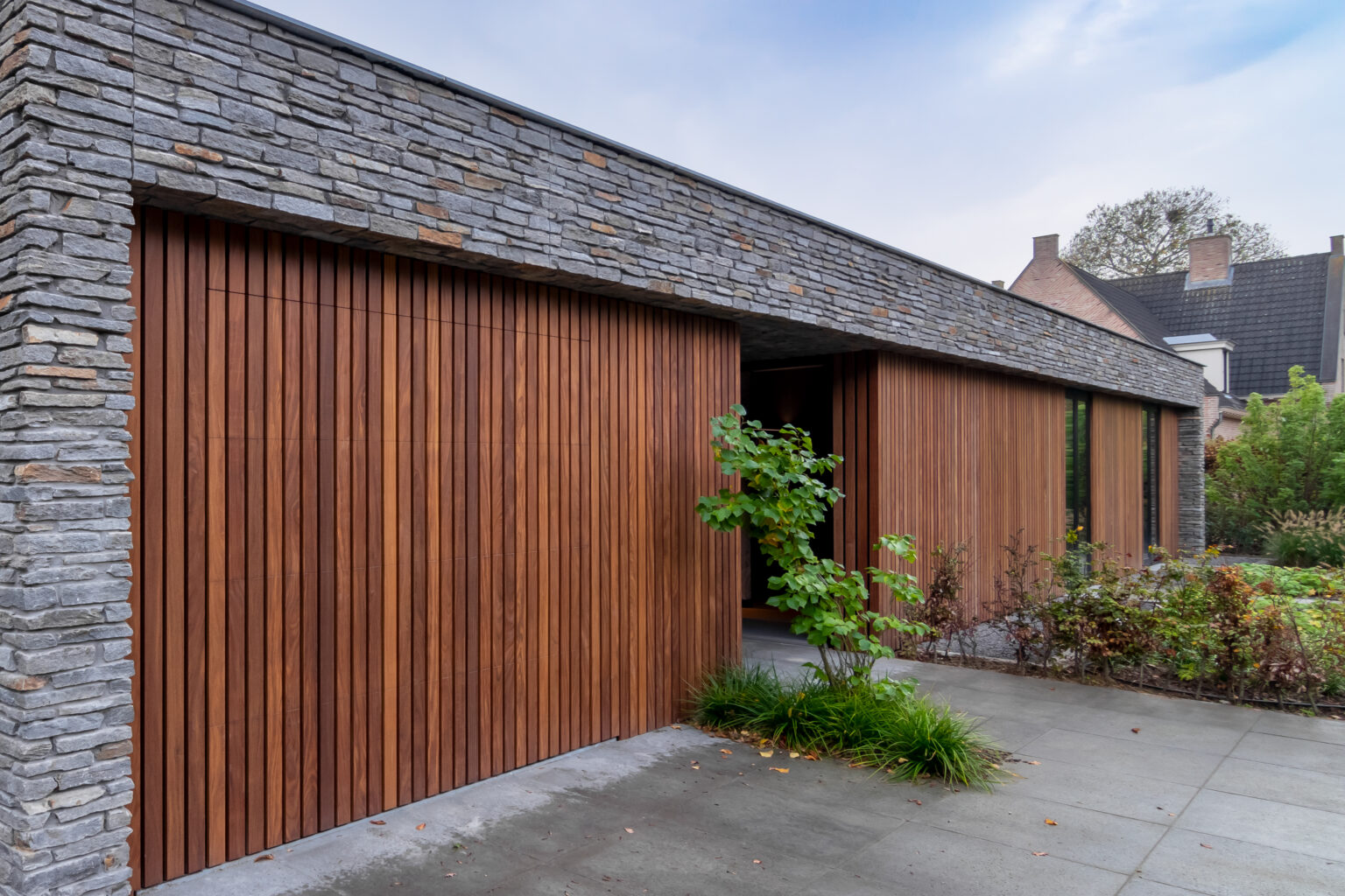 Nieuwbouw moderne bungalow, Haagse Beemden, Breda, Noord-Brabant, van Os Architecten, combinatie en kleurenpallet natuursteen en hout.