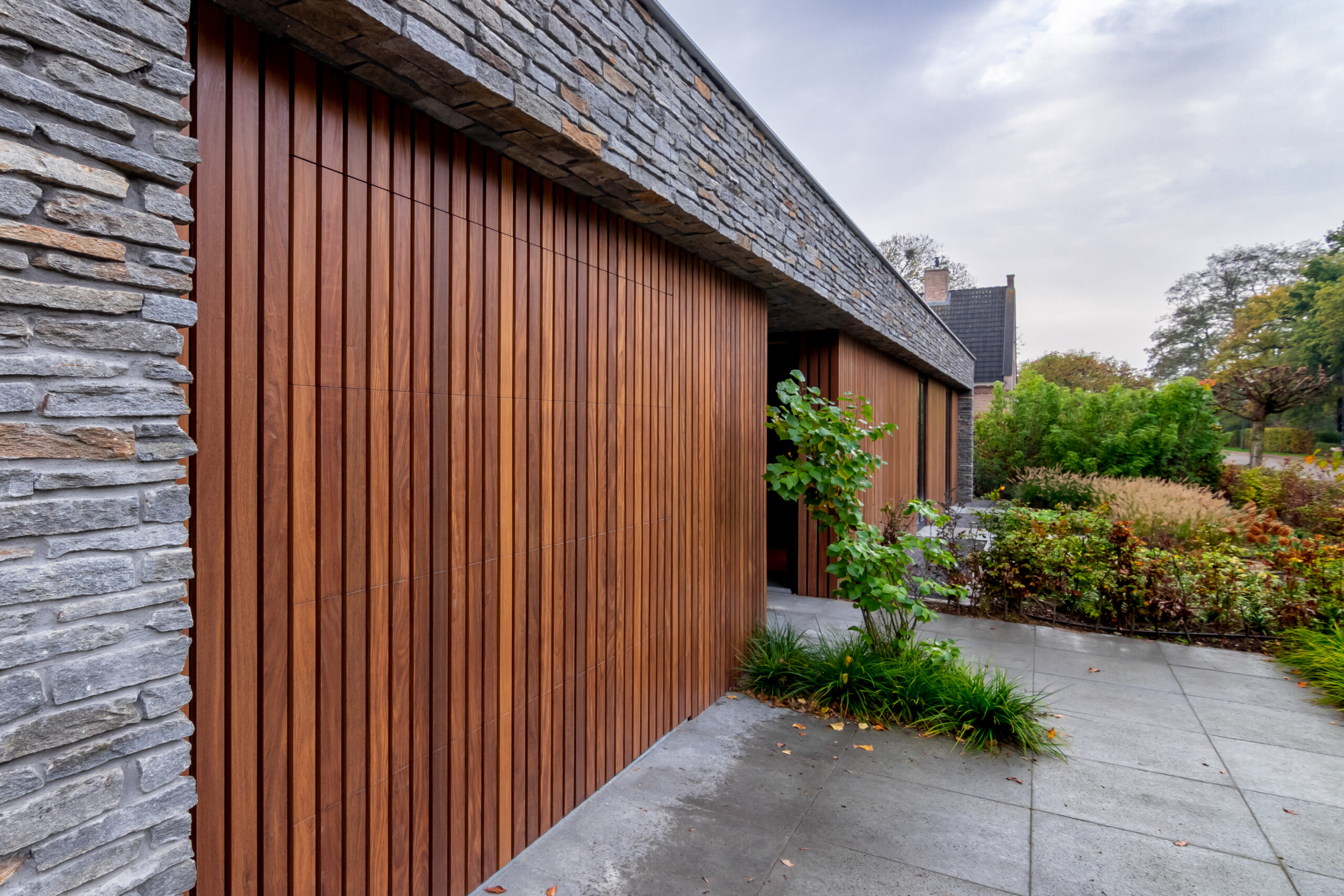 Nieuwbouw moderne bungalow, Haagse Beemden, Breda, Noord-Brabant, van Os Architecten, detail overstek voorgevel in natuursteen.