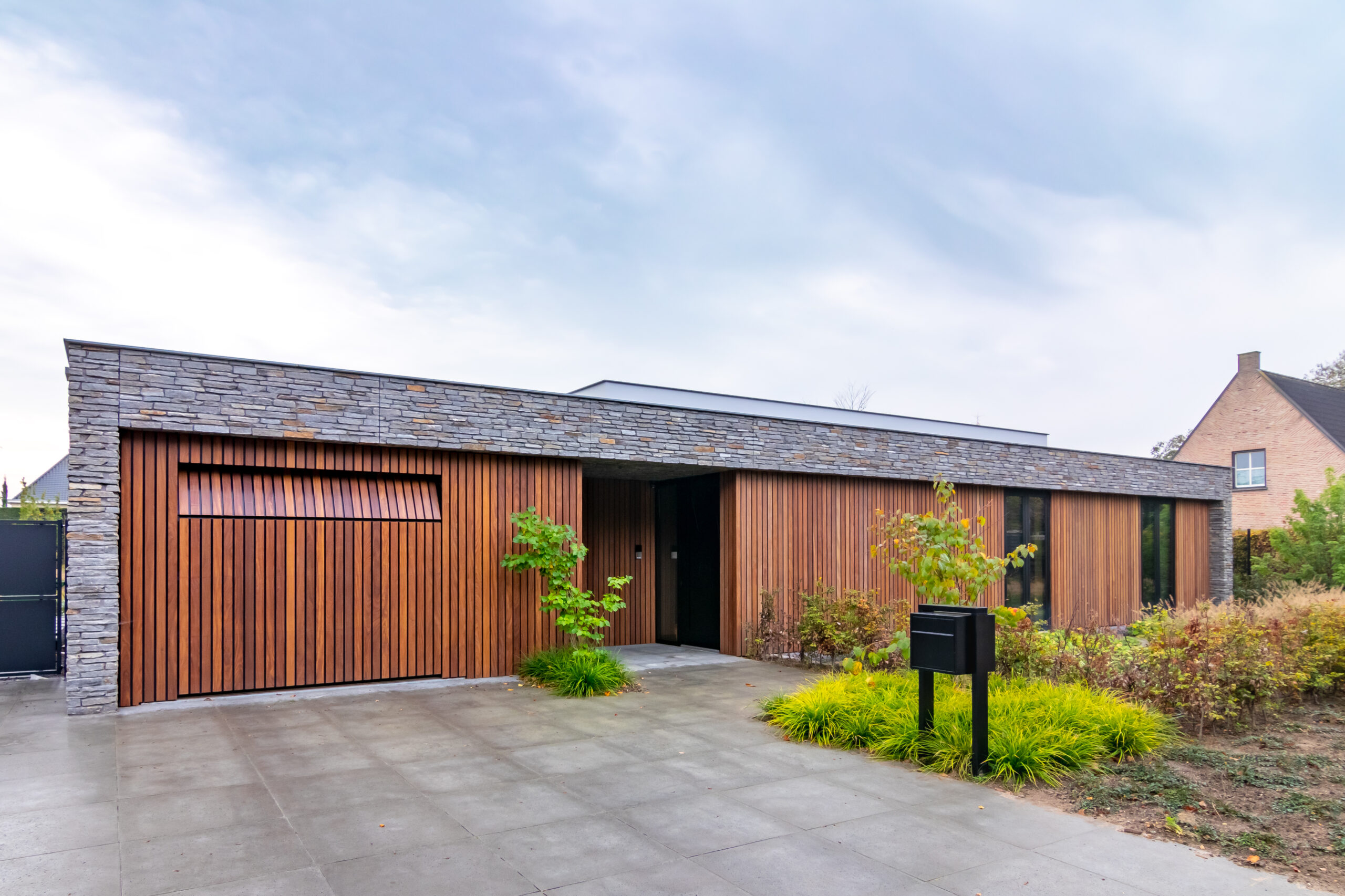 Nieuwbouw moderne bungalow, Haagse Beemden, Breda, Noord-Brabant, van Os Architecten, detail voorgevel houten bekleding op gevels.