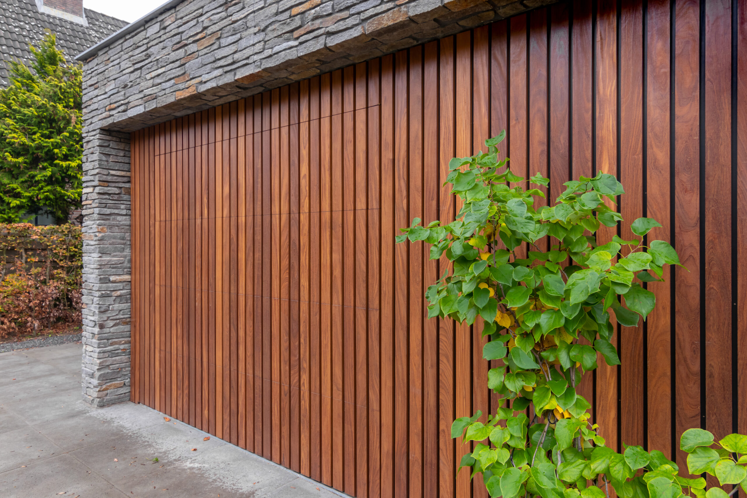 Nieuwbouw moderne bungalow, Haagse Beemden, Breda, Noord-Brabant, van Os Architecten, detail houten gevelbekleding op garagedeur.